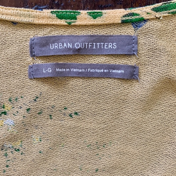 Floral Ruffle Crop Top - Urban Outfitters - Picture 3 of 4